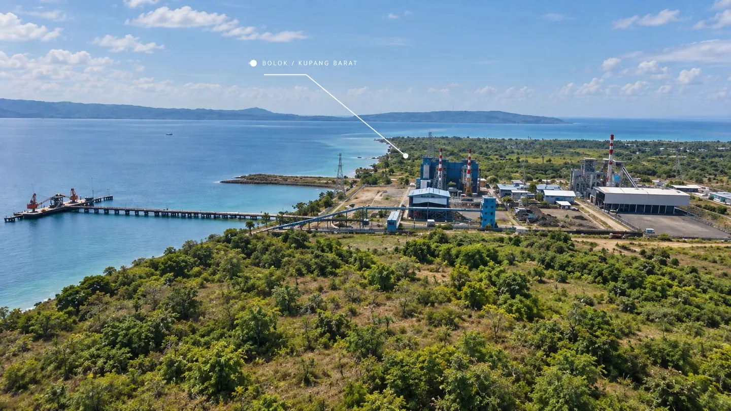 Pemandangan udara kawasan industri dan dermaga di pesisir Bolok, Kupang Barat